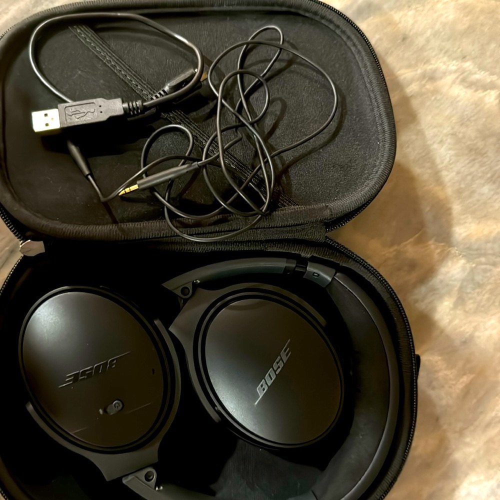 Bose quiet comfort headphones- black